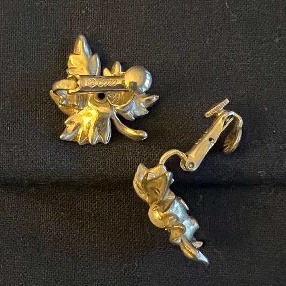 Vintage Coro Earrings - Picture 5 of 9